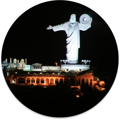 Cristo Luz durante a noite.