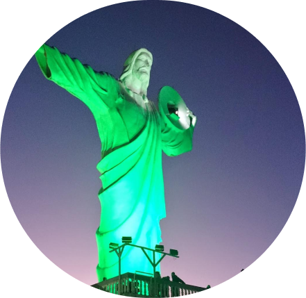 Cristo Luz iluminado ao entardecer.