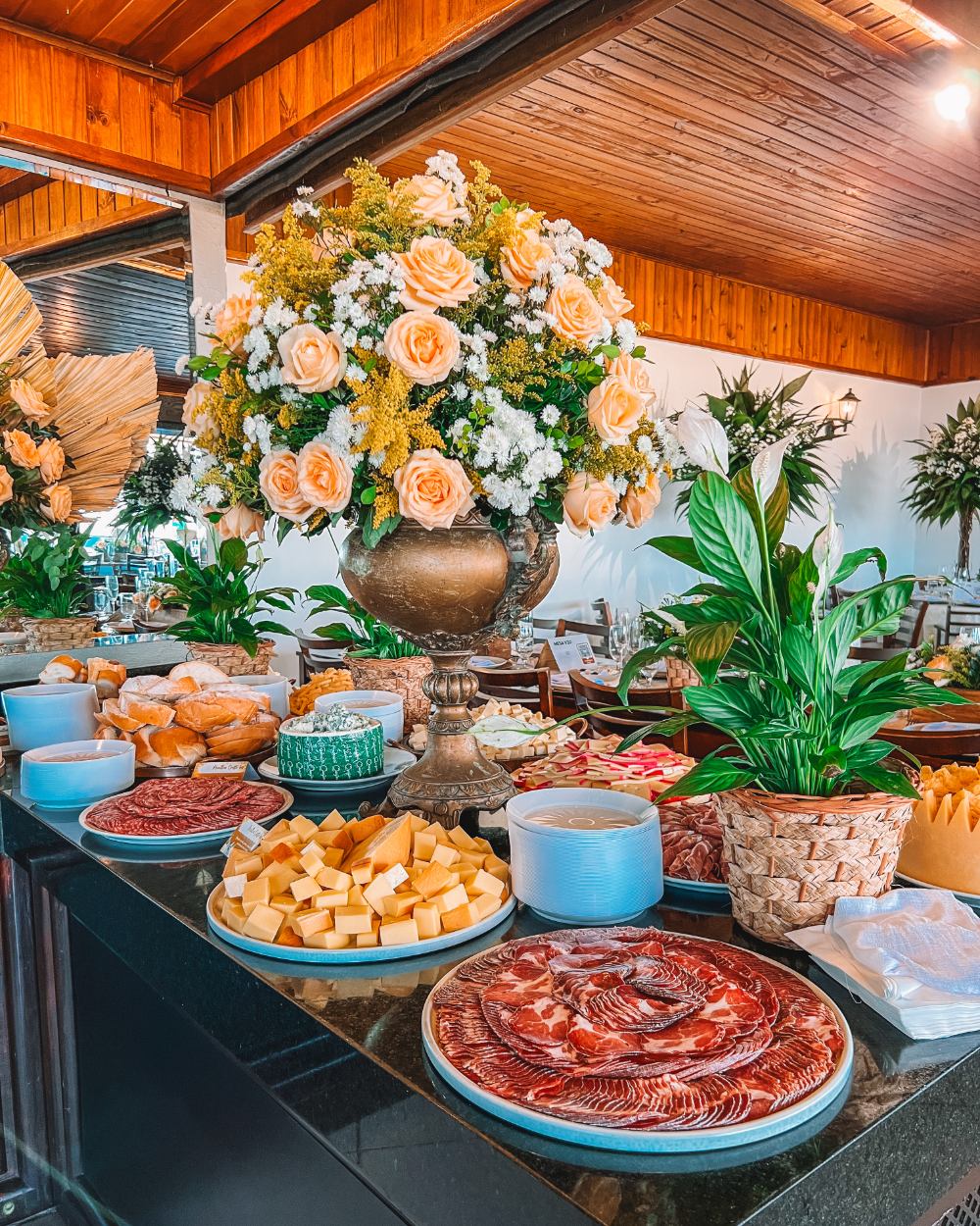 Mesa com petiscos.