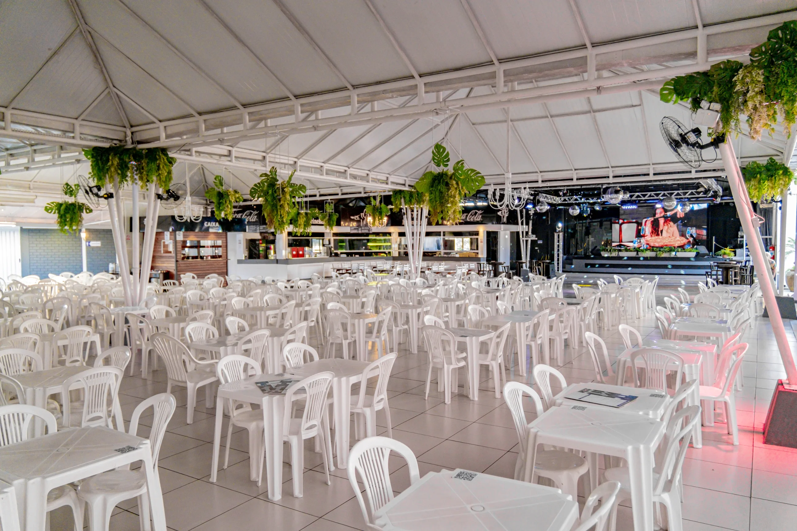 Mesas no pavilhão de eventos do Cristo Luz.