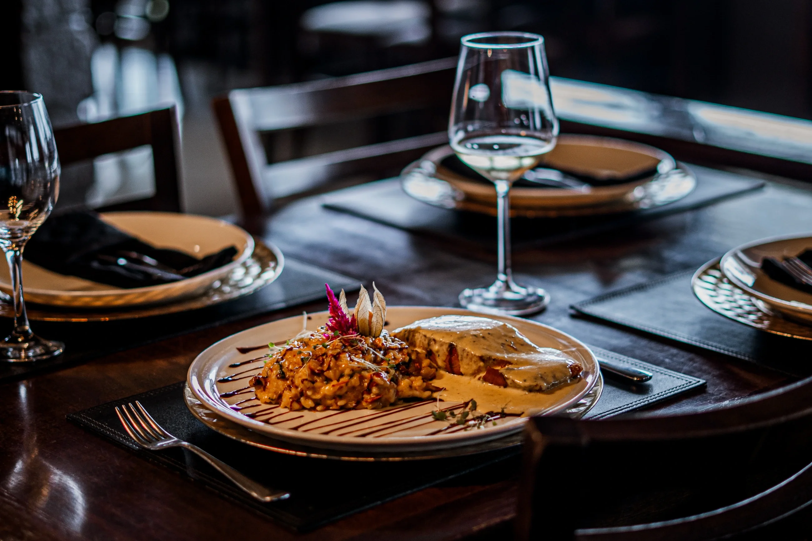 Prato elegante de comida.